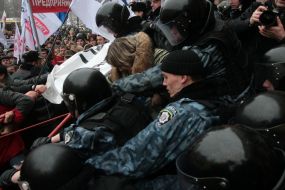 The employees of militia tries to keep participants of picket