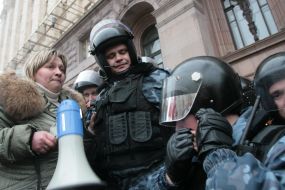 The employees of militia tries to keep participants of picket