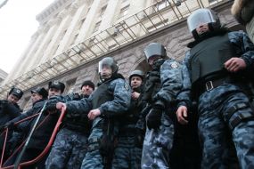The employees of militia tries to keep participants of picket