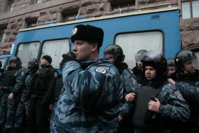 The employees of militia tries to keep participants of picket