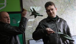 Pilots demonstrate accepting an air battle on models