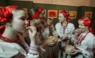 Участницы показа моделей ”Праздник идет!”