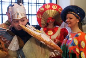 Участники показа моделей ”Праздник идет!”