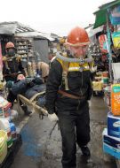Measures emergency Ministry fighters work off skills on the rescue sufferer in a fire