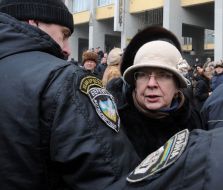 ”Berkut” special division fighters hinder to blocking motion