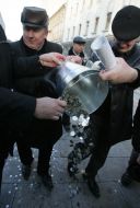 «Yushchenko-suitcase-America» protest action participant