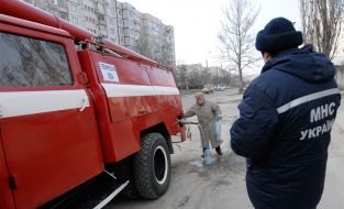 Пожилая женщина набирает воду в бутылки
