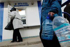 Люди стоят в очереди за водой