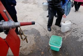 Люди набирают воду из пожарной машины МЧС