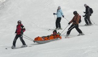 Рятувальники транспортують постраждалого лижника