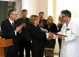 Ekaterina Yushchenko hands a certificate