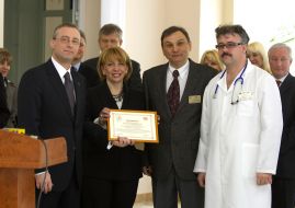 Ekaterina Yushchenko holds a certificate