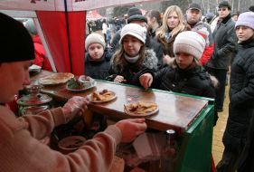 Девочки стоят в очереди за блинами