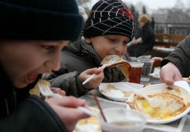 Дети едят блины