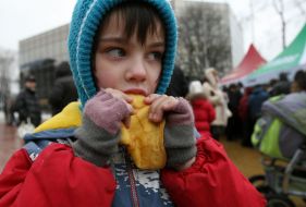 Девочка ест блин