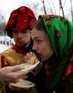 Девушка ест блин