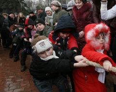 Дети соревнуются в перетягивании каната