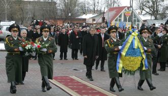 Возложение цветов к памятнику жертвам большевистских репрессий