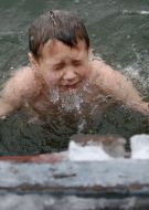 Мальчик купается в проруби