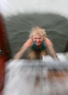 Женщина купается в проруби