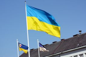 Официальный флаг Закарпатской области, флаг Украины и флаг Ужгорода