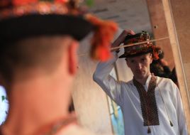 Чоловік приміряє капелюх