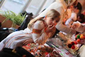 Дівчинка продає вироби з бісеру