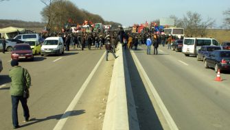 Дальнобойщики перекрывают трассу