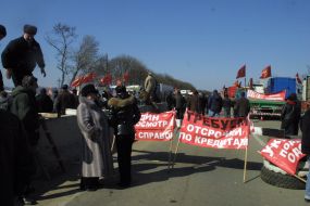 Дальнобойщики перекрывают трассу