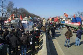 Дальнобойщики перекрывают трассу