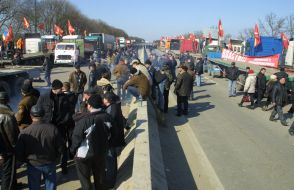 Дальнобойщики перекрывают трассу