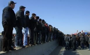 Дальнобойщики перекрывают трассу