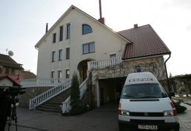 Ambulance near Leonid Chernovetskiy’s house
