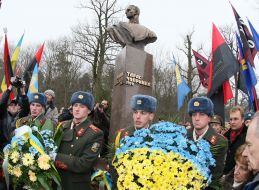Soldiers lay flowers