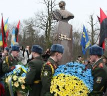 Soldiers lay flowers