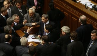 Народные депутаты от Партии регионов блокируют трибуну
