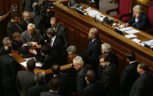 Народные депутаты от Партии регионов блокируют трибуну