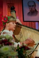 Дівчинка грає на бандурі