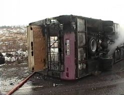 Перевернутый пассажирский автобус