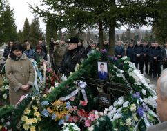 Родичі на могилі Кіналя