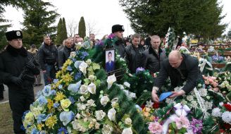 Родичі на могилі Кіналя