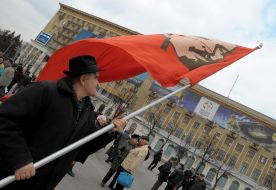 KPU’s supporter carries a flag