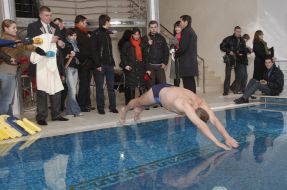 Kiev’s mayor demonstrates jumps in a pool