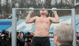 Kiev’s mayor demonstrates sporting form