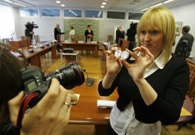 Фотограф снимает юбилейную монету