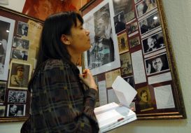 Посетительница выставки