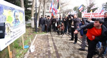 The mass meeting participants fills up by eggs the portrait of Mazepa