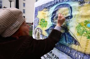 The mass meeting participant paints the portrait of Mazepa