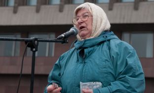 Участница митинга