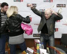Александра Шевченко бросает торт в Олеся Бузину